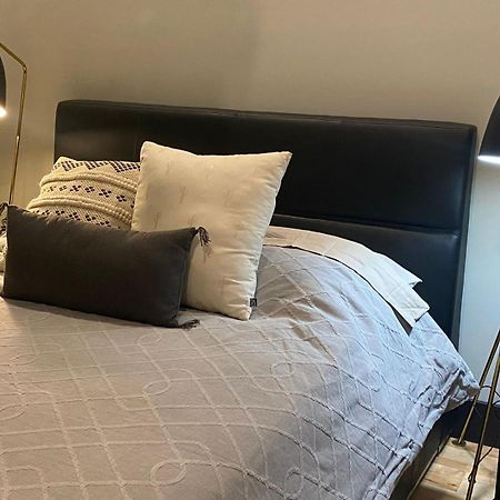 Private Room & Private Bathroom In Le Plateau مونتريال المظهر الخارجي الصورة