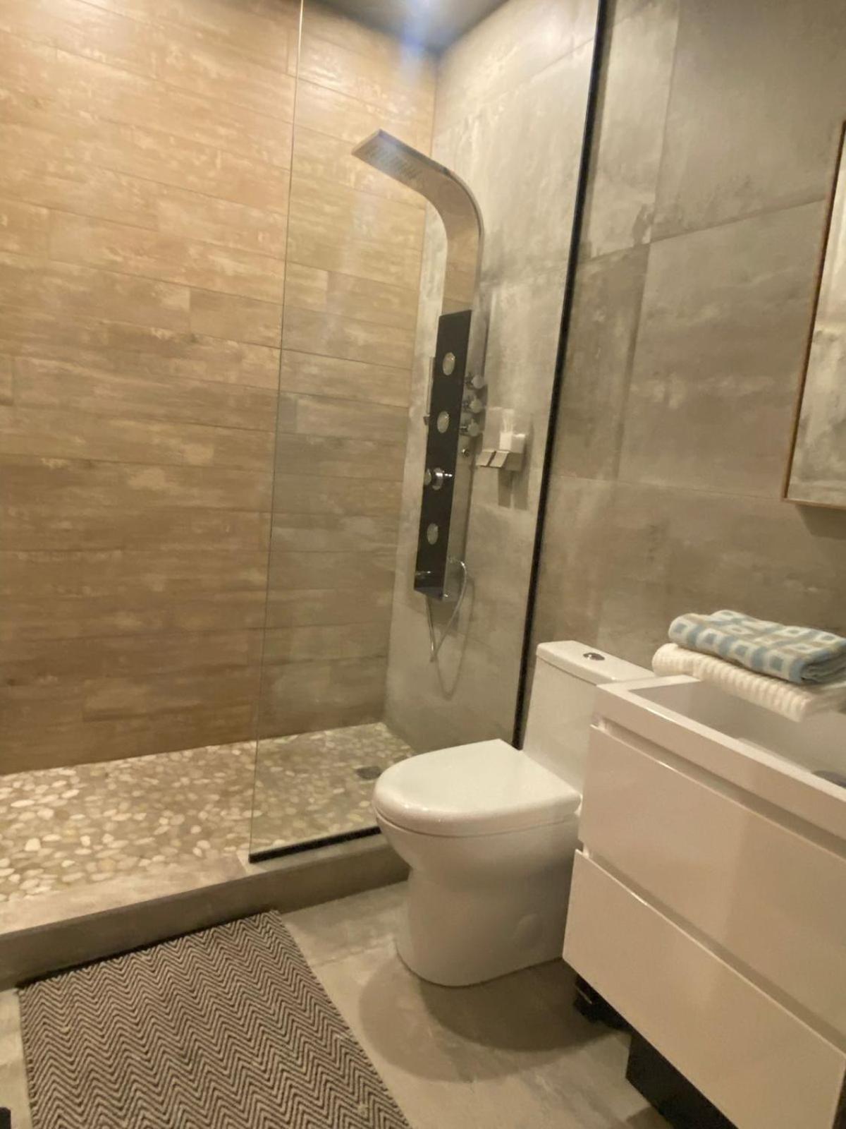 Private Room & Private Bathroom In Le Plateau مونتريال المظهر الخارجي الصورة